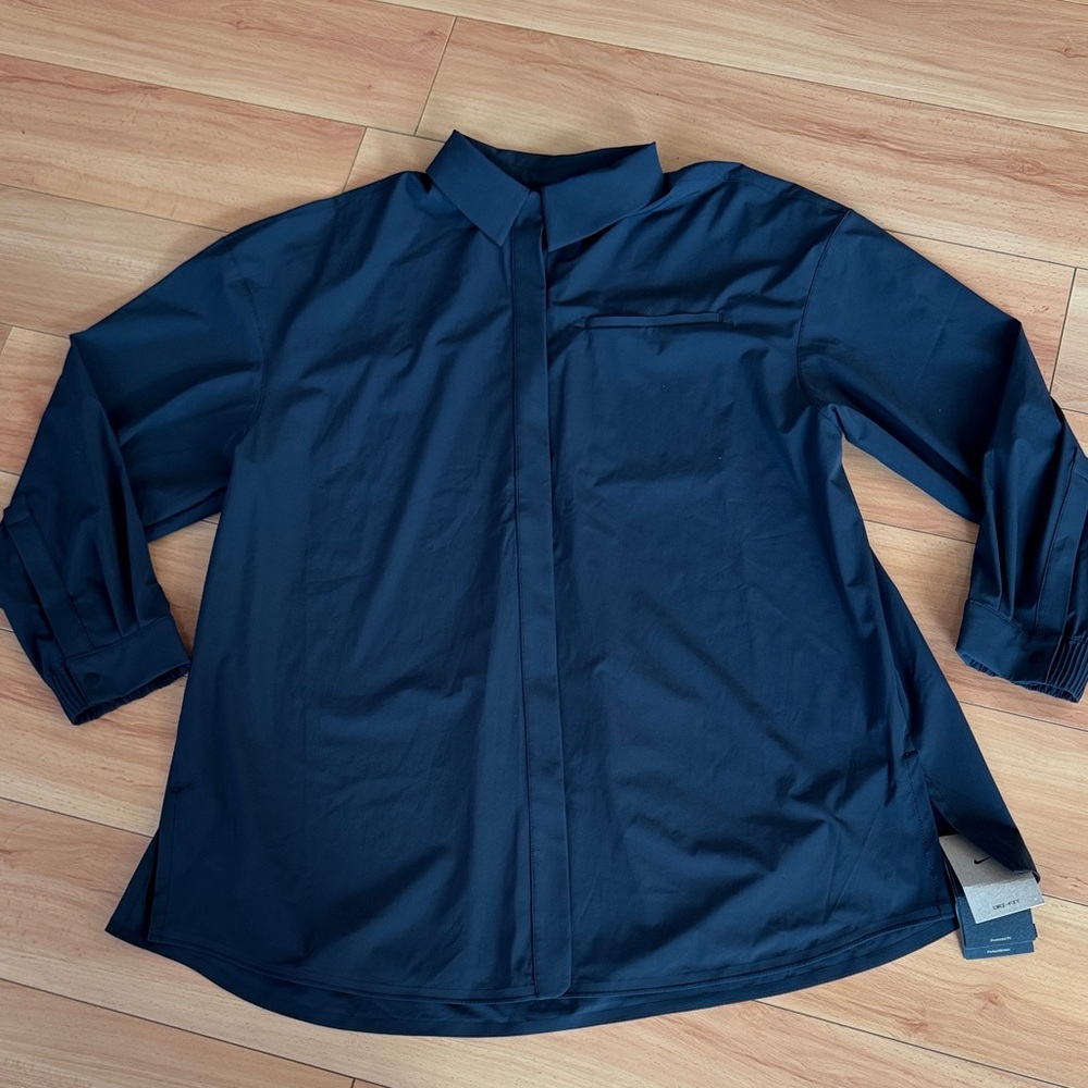 Women’s Nike 24.7 Perfect Stretch Oversized Dri-Fit front snap shirt